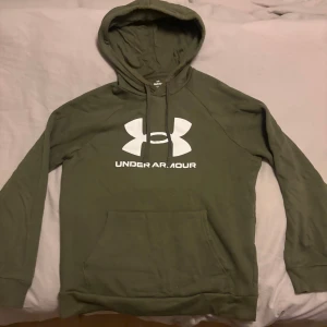 Under Armour Hoodie - Under armour hoodie med stort tryck på framsidan, inget på baksidan. Storlek S/M, hör av er med frågor eller funderingar. Pris går att diskutera vid snabb affär!