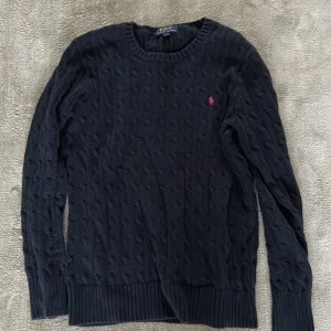 Stickad tröja från Ralph lauren  - Fet kabelstickad tröja i från Polo Ralph lauren. Storlek 18-20 i barn storlek men motsvarar s-m. Tröjan är i bra skick och självklart äkta 