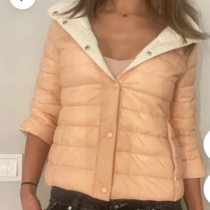 Söt rosa vårjacka med trekvartsärm - Jätte söt rosa vårjacka med trekvartsärm!! Märket är AMISU och det följer med extra knappar🥰🥰säljer vidare! Hör av dig vid frågor eller funderingar☺️