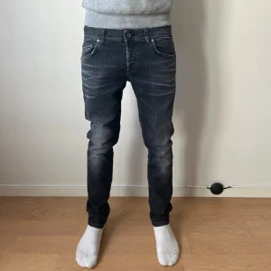 Dondup Jeans - Det här är ett par feta Dondup jeans i färgen svart. Dom är i storleken 32. Skicket är nästan som nya, inget fel med dom och syns knappt att dom är använda. Skicka gärna om du har några funderingar eller nått, pris är ej hugget i sten!