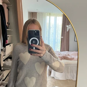 From future tröja - Stickad Kashmir tröja från From future, storlek xs och knappt använd. Köpt i Paris 2023 för ca 2100kr. Lägg bud 