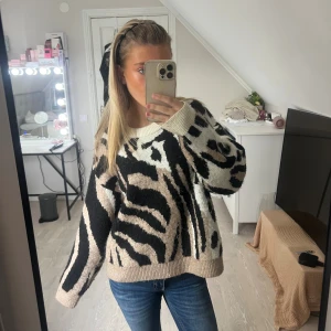 Stickad tröja med mönster  - Super gosig tröja, perfekt till hösten💗Från VeroModa men köpt på Salt. Storlek M, sitter lite mer oversized på mig som vanligtvis har xs-s. Liten tråd som sticker ut men inget man tänker på. Fint skick💗