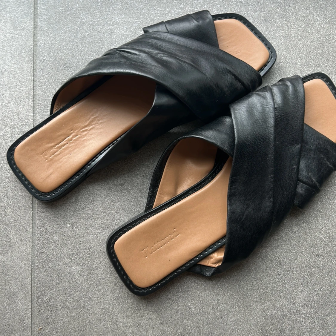 Svarta sandaler från Flattered i skinn