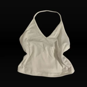 Vit croppad linnetopp med v-ringning. Aldrig använd och storlek xs - Säljer en stilren vit croppad linnetopp med smala axelband och djup v-ringning. Aldrig använd. Storlek xs. Bud tas emot. Skickar inom 1-2 dagar