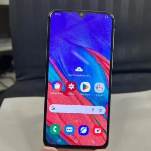 Samsung Galaxy A40 - Samsung Galaxy A40 i snyggt skick med vit baksida, 5,9" Super AMOLED-skärm, dubbla bakre kameror och fingeravtrycksläsare. Telefonen är fullt fungerande och visar inga synliga repor eller skador. Perfekt för dig som söker en smidig och pålitlig Android-mobil.