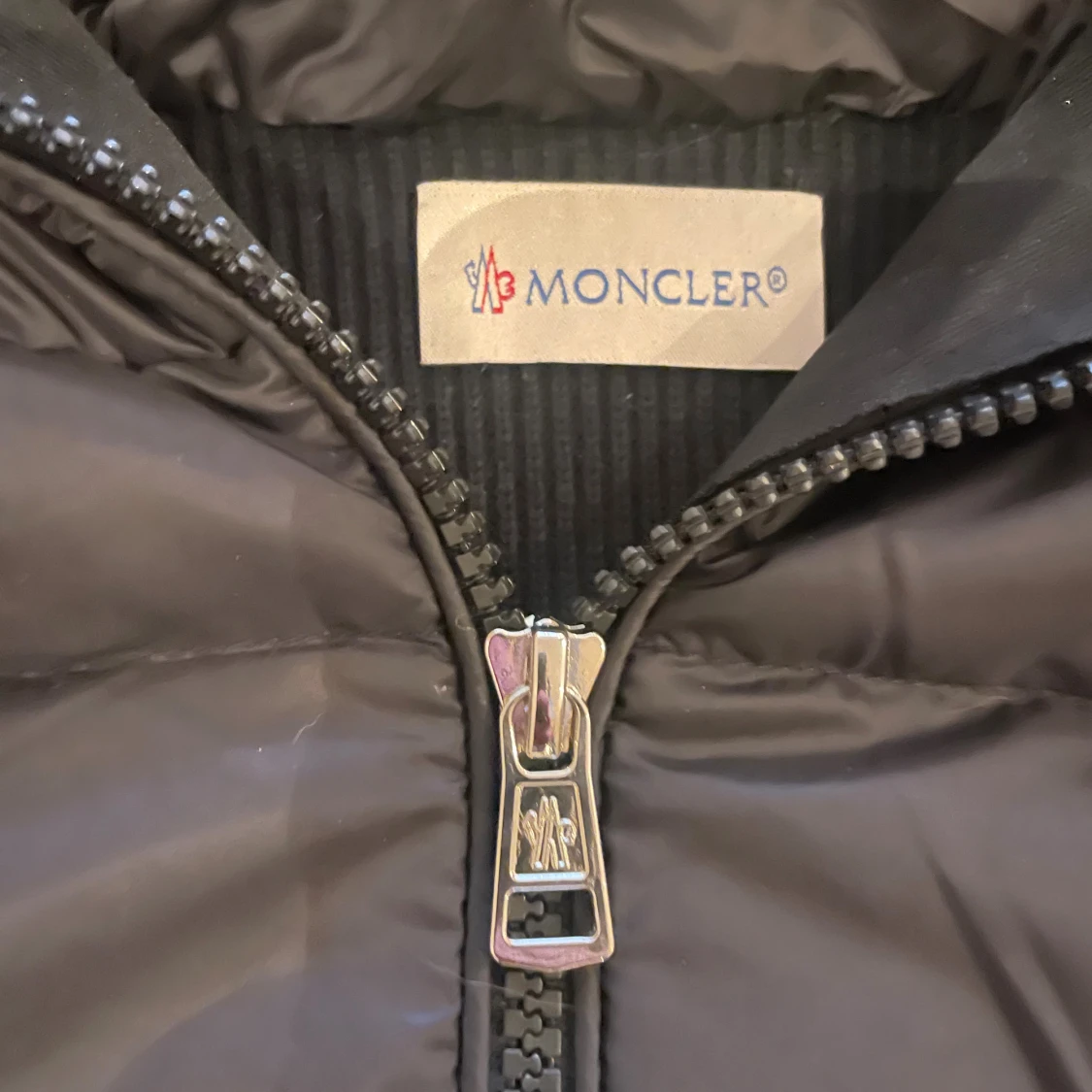 Svart Moncler pufferjacka med huva - 3
