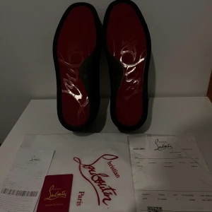 Christian Louboutin svarta sneakers - Jag säljer dessa skor för dem tyvärr var lite för stora. Skorna är för dig som vill sticka ut. Väldigt stiliga det är inte många som har just denna modellen av loubitins. Skulle säga att dem är extremt snygga att rocka på vardagen. Skorna är äkta har kvitto till dem som skickas via leverans. Dem är lätta att matcha samt att dem är väldigt stiliga. Rekommenderar starkt!