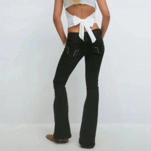 Lågmidjade jeans - Säljer dessa trendiga lågmidjade jeans från Gina tricot. Storlek 152