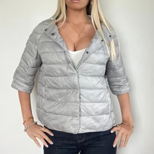 Grå Herno liknande jacka  - FÖLJ FÖR LIKNANDE🍁 super snygg Herno liknande jacka i storlek L men mycket liten i storleken och passar därför en S. Inga defekter, tryck köp nu! TK-0055