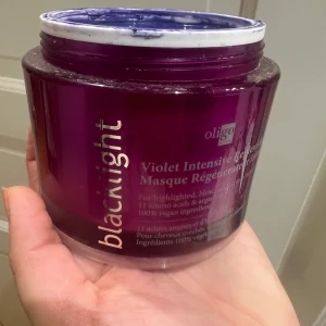 Oligo Blacklight Violet hårmask - Säljer en Oligo Blacklight Violet Intensive Replenishing Mask i stor burk med silvrigt lock. Masken är intensivt lila och vegansk, berikad med 11 aminosyror och arganolja. Perfekt för blekt eller slingat hår som behöver fräsch ton och extra glans.