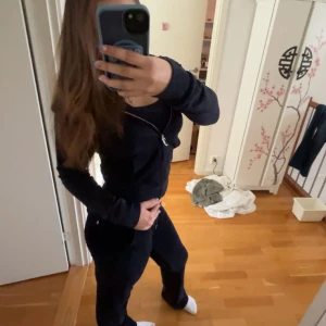 mörkblå juicy couture set - Mörkblått juicy set i väldigt bra skick, endast använt några få gånger. tröjan är storlek s och byxorna xs 💕