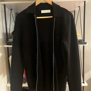 Stickad tröja från Samsøe - Svart stickad tröja från Samsøe Samsøe med bröstficka och schysst krage. Sjukt skönt material! Tröjan passar till både casual vardagar och en liten mer uppklädd helgdag. Den är också bra till layering under höst och vinter. Storleken är S men skulle säga att den passar dig i M också. Köpte den nu i somras på Volt för 1499kr och den är använd ett par gånger, men har nu märkt att den inte riktigt är i min storlek och därför säljer jag den. Tveka inte på att höra av dig om funderingar!🖤