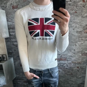 Stickad Morris Tröja - Mycket fint skick, inga defekter. Storlek 48/S passar dig som är mellan 175-185cm ungefär. Nypris ca 1500kr. Modellen är 185 cm, 79 kg. Passar bra nu till vintern. Skriv för mer information!🤝