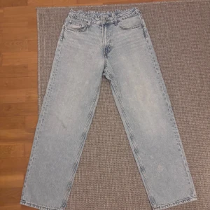 Loose fit ljusblå jeans från H&M - Loose fit jeans från H&M i ljusblå tvätt med justerbar midja. Klassisk femficksmodell med raka ben och snyggt stentvättad look. Byxorna har används väl och har inga synliga tecken på användning!