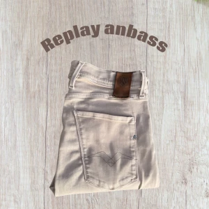 Beige Replay Anbass Hyperflex jeans - Säljer ett par snygga beige Replay Anbass Hyperflex jeans i ny skick. De har klassisk femficksdesign, skinnpatch bak och diskret broderi på bakfickorna. Stretchigt material för extra komfort och smal passform. Perfekta för dig som gillar stilrena och bekväma jeans. Kan ge lägre pris vid snabb affär! 