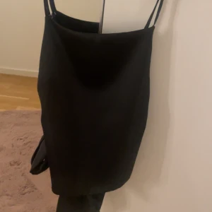 Svart topp med knyt - Aldrig använt den, Säljer då den inte kommer till användning. Jätte fin till en utekväll