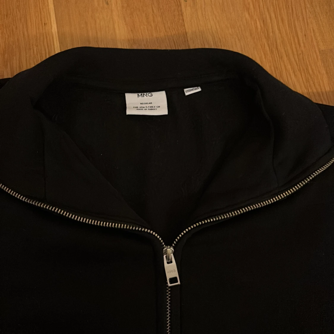 Svart zip-kofta från MNG - 1