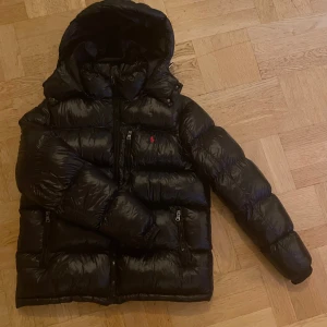Polo Ralph lauren jacka - Tjena! Säljer en glansig Ralph lauren jacka. Jackan är i bra skick och väldigt varm. Köpte den begagnad i nyskick så kan inte garantera äkthet. Hör av dig vid minsta fundering!