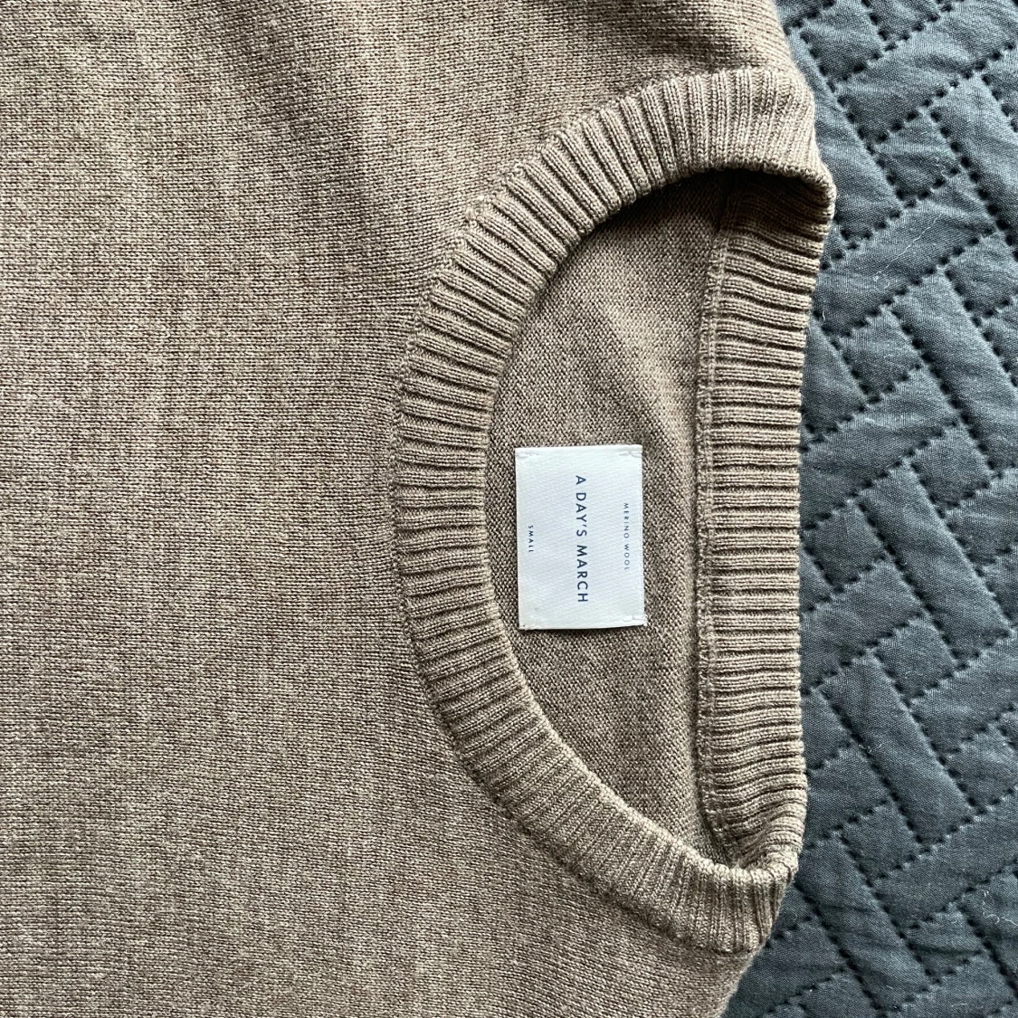 Beige merinoulltröja från A Day's March - 1