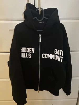 Hidden Hills Hoodie - Säljer denna supercoola hoodie som är helt slutsåld. köptes för cirka 920 kr🥰