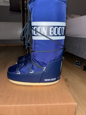 Moon boots nylon mörkblå  - Helt nya moon boots som aldrig använts bara testas 1 gång inomhus. Kvitto och allt og finns kvar. Kan mötas i Stockholm eller frakt STORLEK 35/38