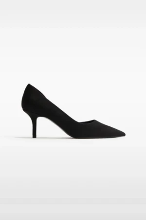 Svarta medelhöga pumps i mocka-look - Säljer ett par klassiska svarta pumps från H&M med spetsig tå och medelhög klack. Skorna har en elegant siluett och är klädda i mjuk mocka-liknande material som ger en lyxig känsla. Perfekta för dig som vill ha en stilren och tidlös look. Storlek 42, men jag har vanligtvis 40 och de passar perfekt. Möjligtvis 40,5 isåfal. 