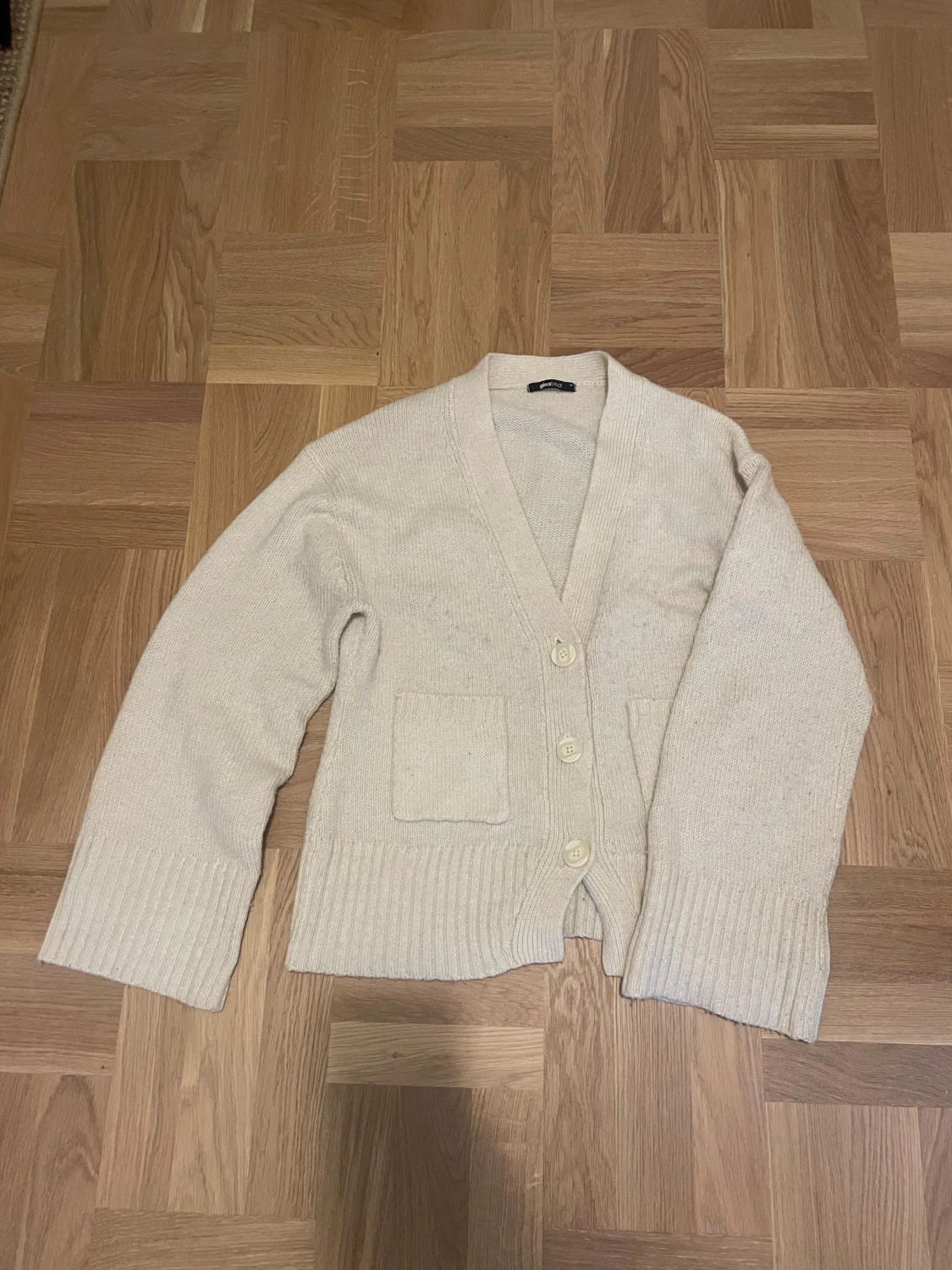 Beige stickad cardigan från Gina Tricot - 1