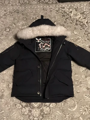 Moose Knuckles jacka - Säljer denna riktigt fina jackan från Moose Knuckles i mörkblå färg | Jackan är i riktigt fint skick och tagsen sitter kvar | Perfekt för kalla dagar | Billigare pris vid snabb affär