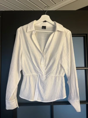 Blus från Gina Tricot  - Säljer denna fina blus från Gina Tricot som markerar midjan, har skjortkrage och v-ringad. 👌