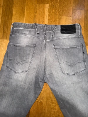 Replay Anbass grå  - Passar som 29/30 Mycket bra skick  Väldigt bra färg - grå.