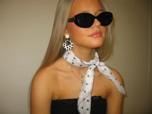 Winter Frost Scarf - Super snygg scarf i vitt med svarta prickar. Lätt att styla och materialet känns lent och lägger sig snyggt och naturligt.