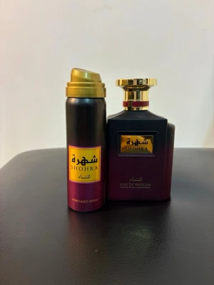 Shohra parfymset för kvinnor - Snyggt parfymset med Eau de Parfum och perfumed spray från Shohra. Perfekt för dig som vill sticka ut och ha en unik doft i din samling. Ganska rik men samtidigt fräsch doft. Använd fåtal  gånger nästan helt full. Pris går att diskutera. 