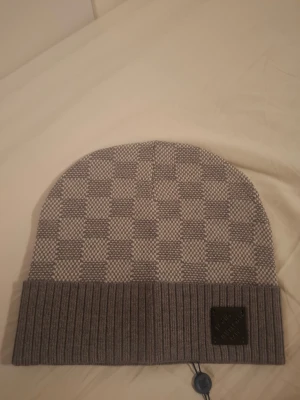 Grå mössa - Märkad grå mössa 