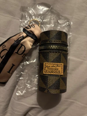 Nyckelring  - Helt ny nyckelring eller du kan hänga på väska mini väska som du kan ha saker i 