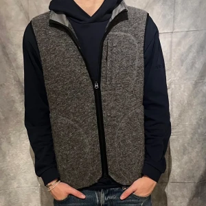 J.lindeberg ullväst  - Tja! Vi säljer en mörkgrå j.lindeberg ullväst som är i ett mycketbra skick! Vid frågor och funderingar så är det bara att skriva!