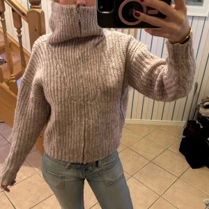 Ljusrosa stickad polotröja med dragkedja - Supermysig stickad polotröja med  dragkedja framtill. 💕💕💕