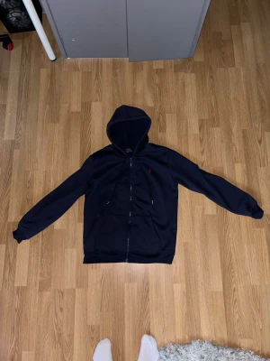 Ralph louren Hoodie  - Jag säljer min Ralph louren Hoodie som är i en jätte bara kvalite har använt den 2-3 gånger. Det är storlek M och passa även S