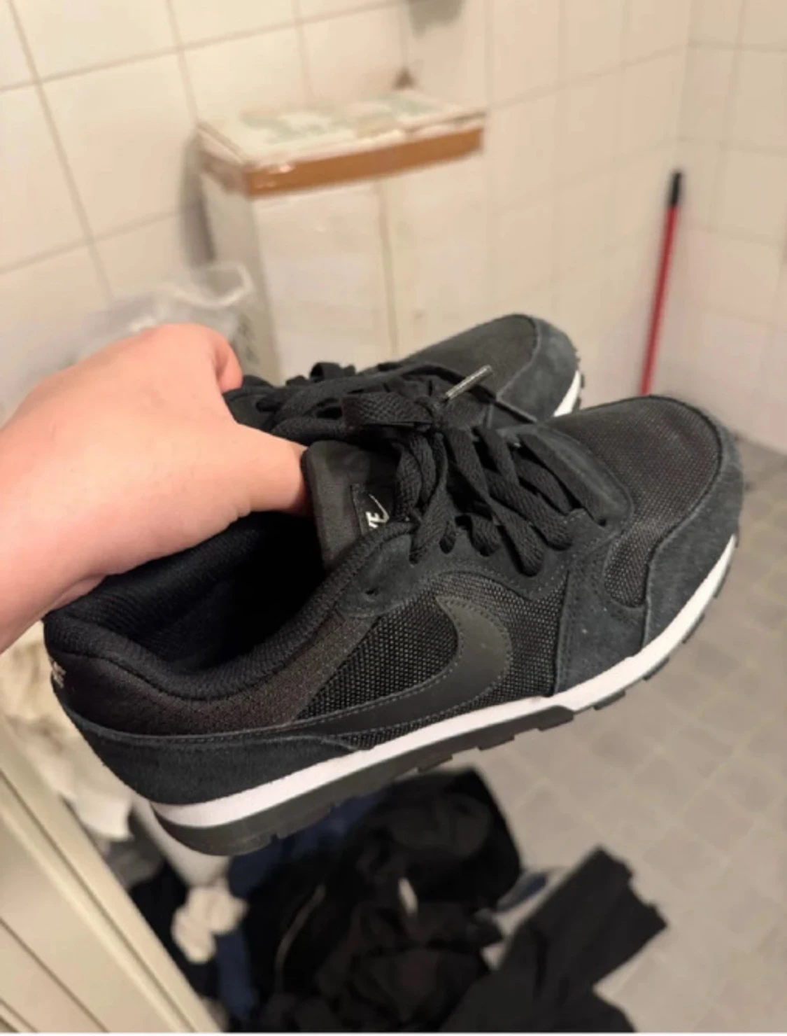 Svarta Nike sneakers med snörning
