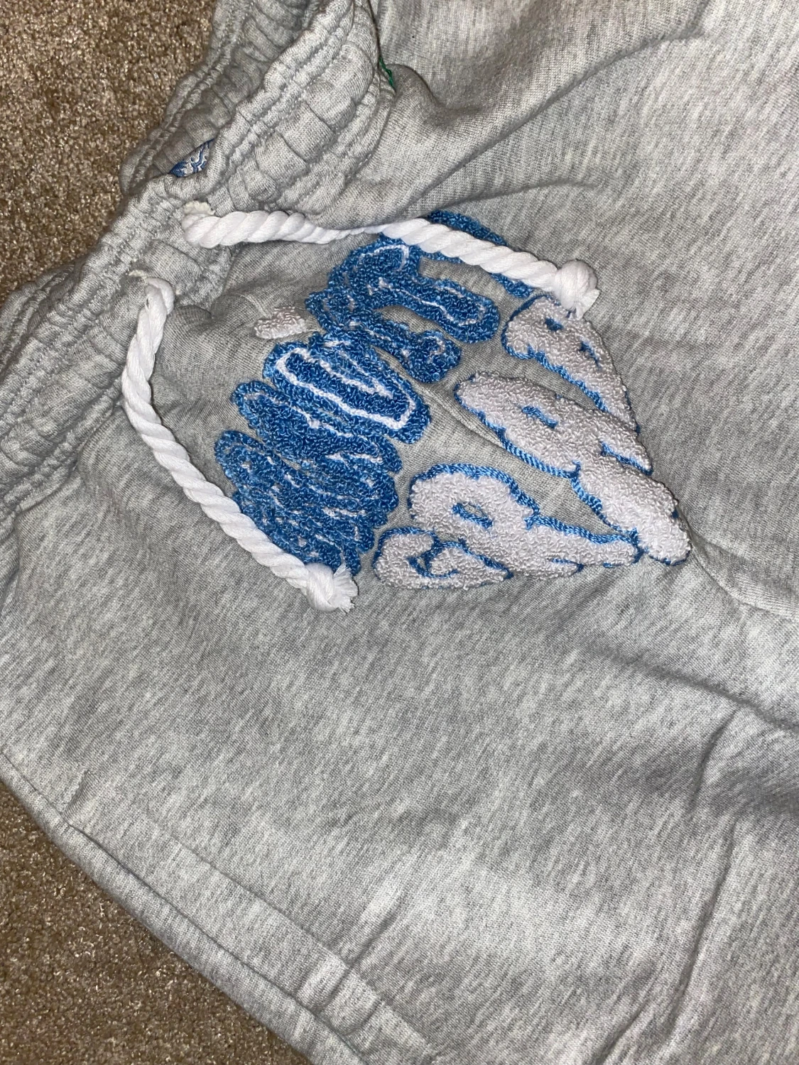 Grå mjukisbyxor med broderi XS - 1