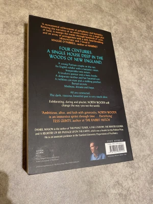 North Woods - Upptäck fyra århundraden av liv, hemligheter och drömmar i ett hus djupt inne i New Englands skogar. En unik berättelse med färgstarka karaktärer, mystik och oväntade kopplingar. Perfekt för dig som gillar spännande och annorlunda romaner!