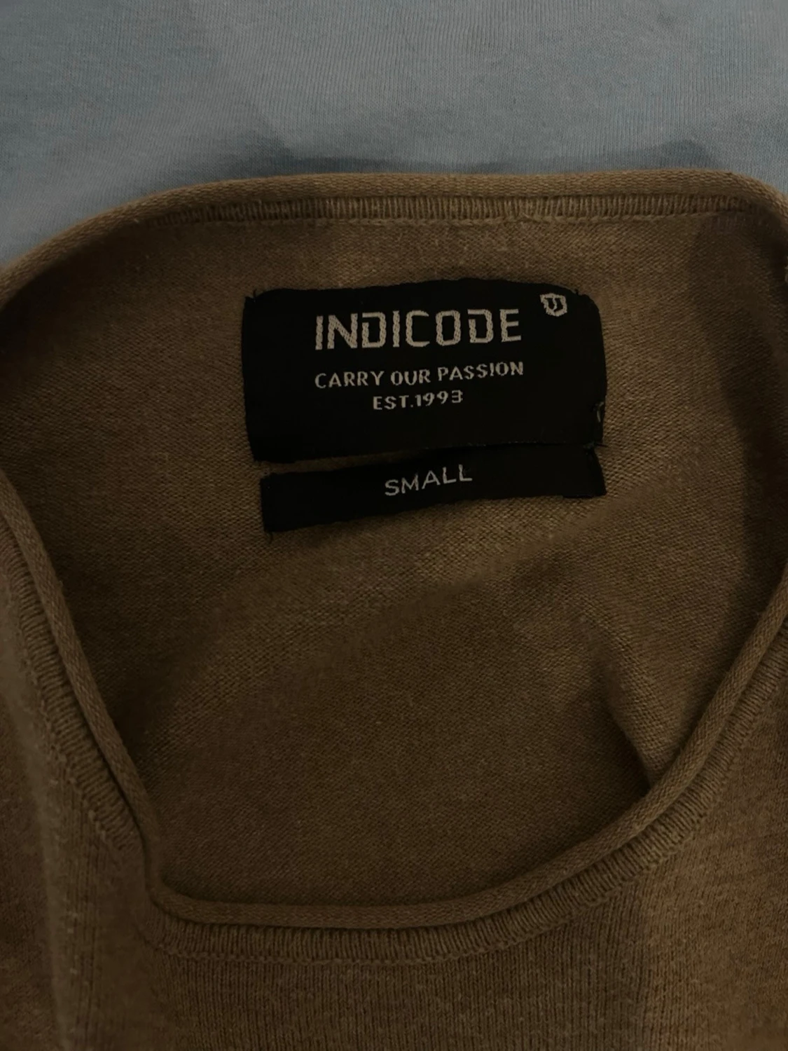 Beige stickad tröja från Indicode - 1