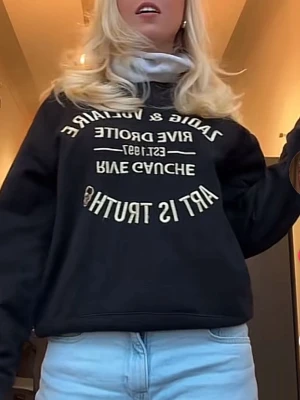 Efterfrågad Zadig et Voltaire ! - Säljer denna skitsnygga Zadig tröjan 🙌🏻🙌🏻 pris kan diskuteras!!!! Sitter jättenajs och sååå mysig🥰🥰 helt perfekt till vintern!! 🥹❤️❤️