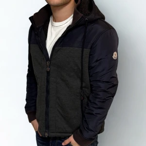 Moncler Cardigan - Moncler Cardigan | Skick 8/10 gott skick | Defekter: Smått solblekt på innerkragen och armmuddar samt skada på draggtapp. Inget som stör eller märks vid användning | Nypris ca 10000kr | Mitt pris 2999kr | Modellen på bilderna är 174cm lång och väger 67kg. | Kom gärna pm vid frågor eller funderingar!