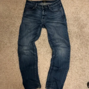 Neuw Jeans 29/32 - Ett par riktigt feta raka Neuw jeans i storlek 29/32, sparsamt använda utan fläckar. Säljer pga att jag har växt ur dem 103-104cm längd 40-41cm vid midjan Tveka inte på att skriva ifall ni har frågor!