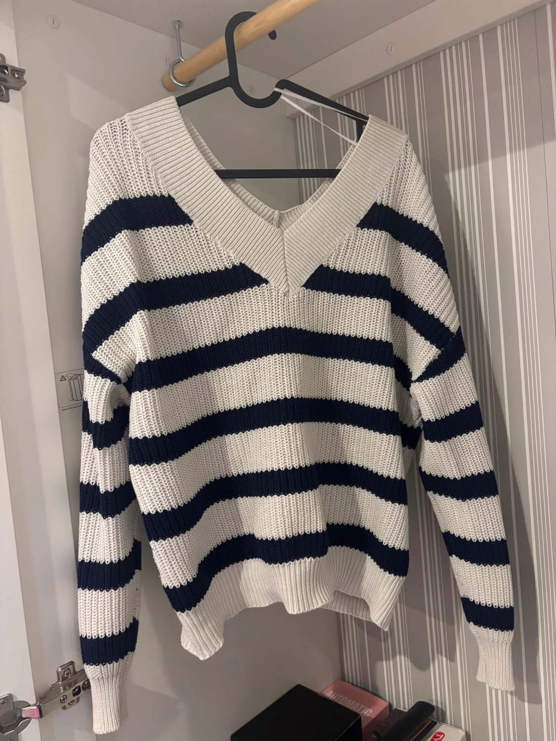 Randig stickad tröja med v-ringning
