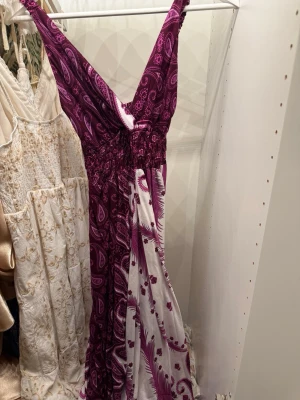 Jättefin klänning  - Superfin lila/vit  klänning😊