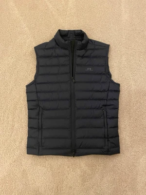  J.Lindeberg XS Mörkblå Navy Dunväst - Snygg mörkblå/navy dunväst från J.Lindeberg i storlek XS. Modell ”Mick Light Weight Vest”, köpt för 2199kr för ett år sedan. Västen har används ytterst lite, och säljs då den är för liten för mig. Pris går att diskutera vid snabb affär! Skicka meddelande vid frågor 🤝