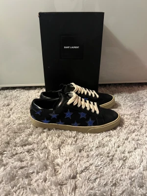 Saint Laurent skor - Säljer dessa riktigt snygga skorna från Saint Laurent. De är i bra skick utan större defekter. Skorna är i storlek 40 och kommer med box. Bara att skriva över frågor och funderingar.