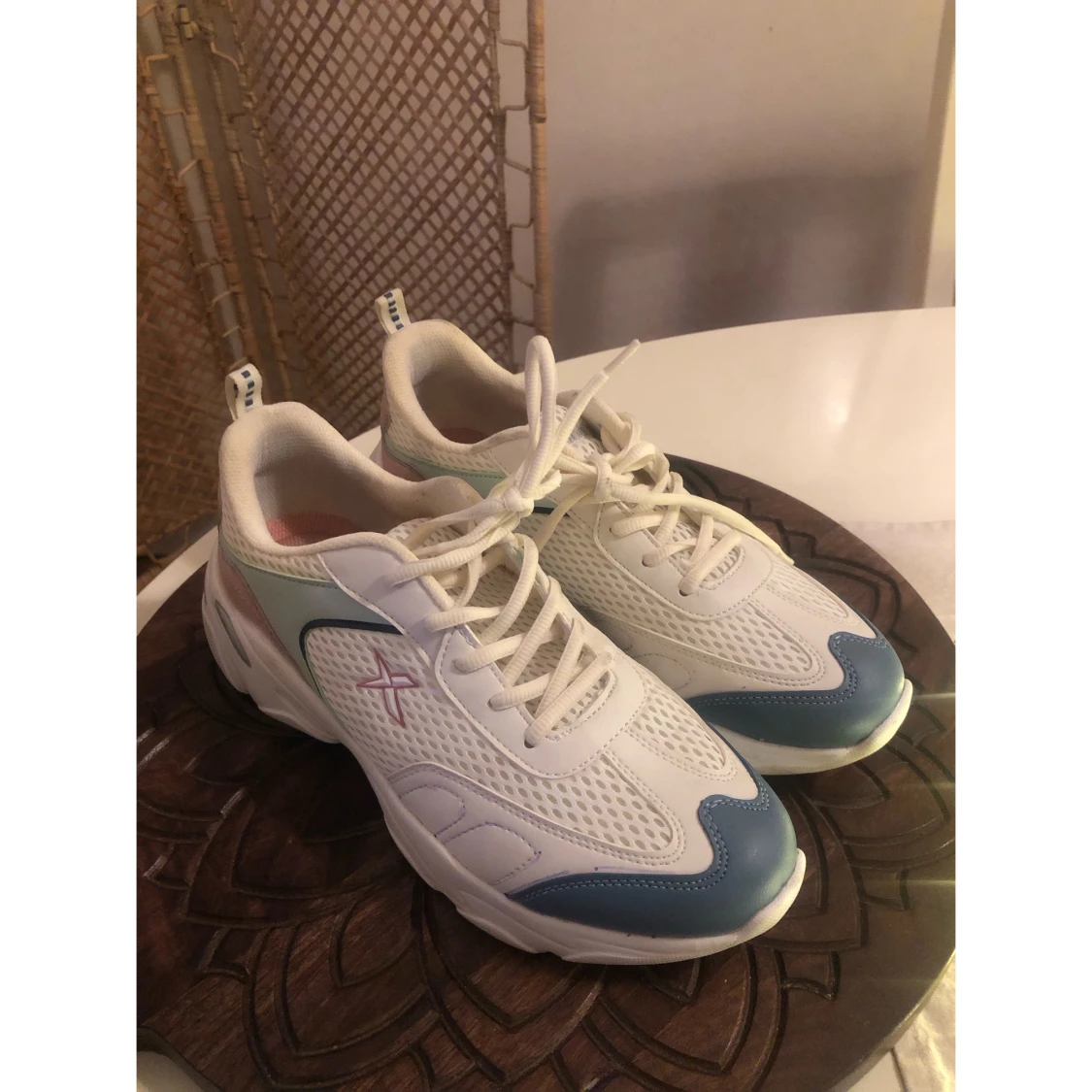 Vita chunky sneakers med pastell