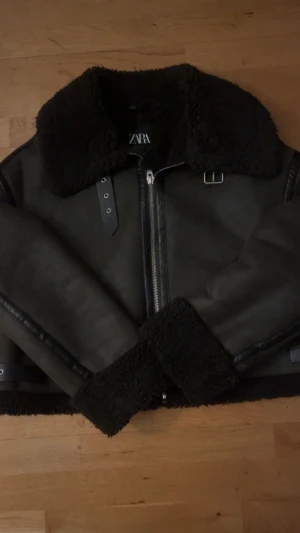 Svart teddyjacka från Zara, storlek L - Säljer min jättefina jacka/dubbeljacka från Zara i en snygg khaki / mörkgrön färg 🤍 Invändigt fodrad med mjuk teddy – väldigt varm och perfekt för höst & vinter 🍂❄️  🔹 Använd endast ett par gånger 🔹 I mycket fint skick 🔹 Storlek: L 🔹 Köpt för ca 1000 kr  Passar perfekt om du vill ha en trendigt oversized look, funkar lika bra till jeans som till klänning ✨ Säljs pga kommer tyvärr inte till användning. Skriv gärna vid frågor 💌